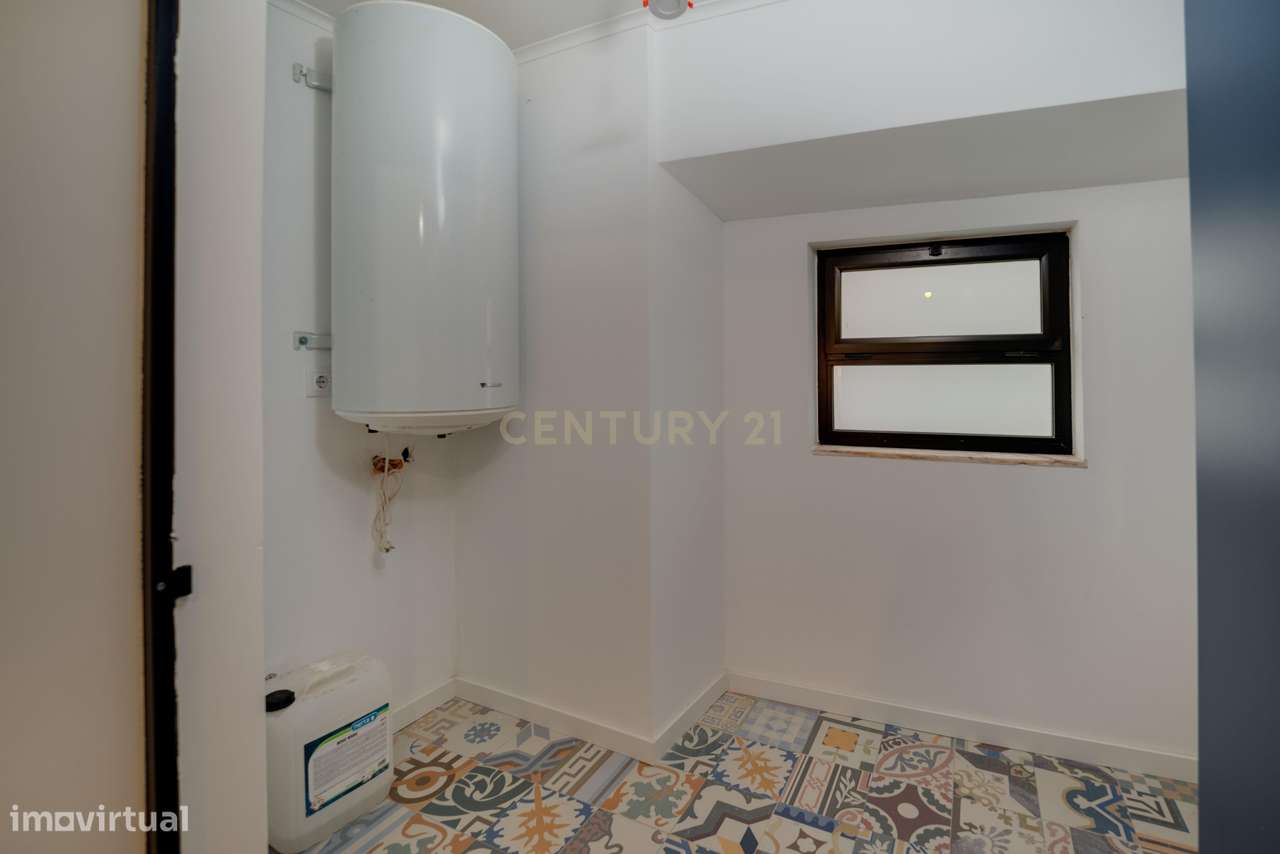 Prédio c/ 2 apartamentos (T1 e T2) com Pátio e Terraço - Centro Histór-31