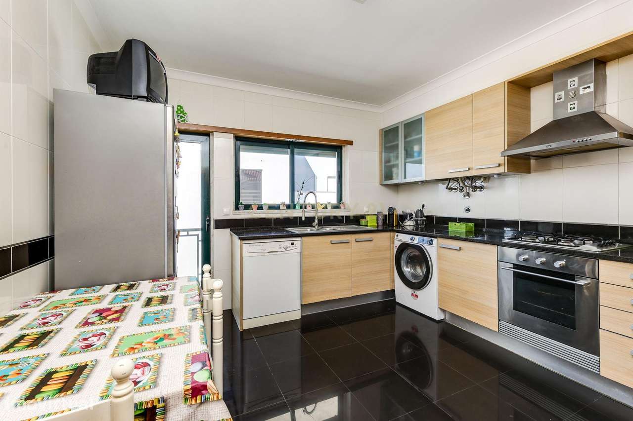 T3 Mem Martins Centro – Varandas Amplas, Arrecadação e Parqueamento - Grande imagem: 4/31