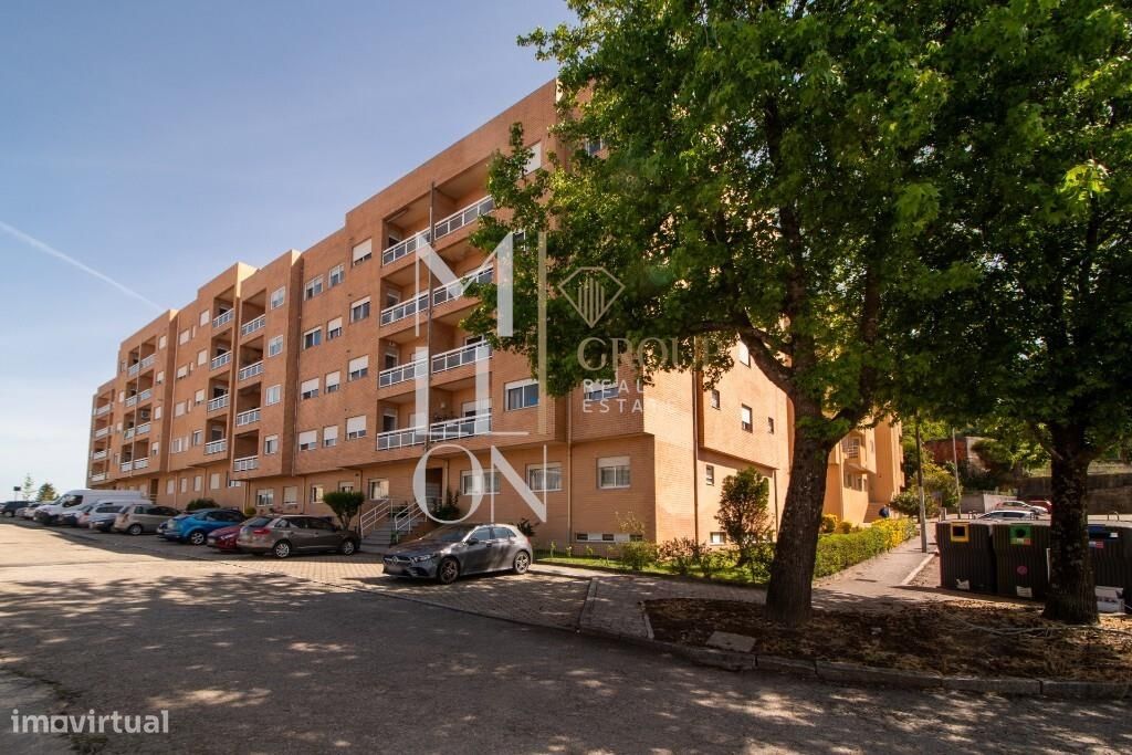 Apartamento T2 com Terraço localizado em Canelas.