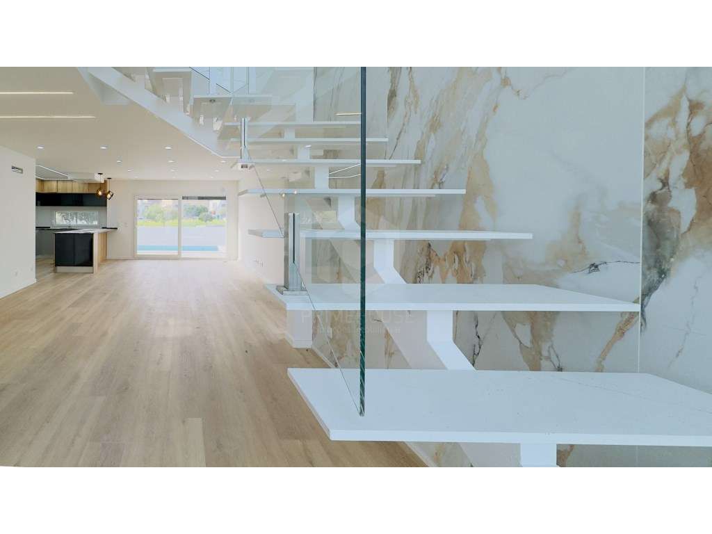 Moradia T4 com piscina - Quintinhas-11