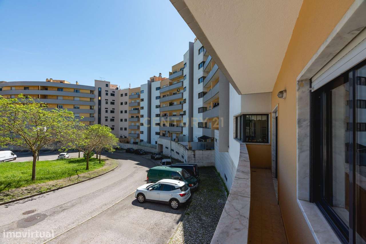 Apartamento T3 | Terraço, Box e Arrecadação | Urbanização da Ribeirada-8