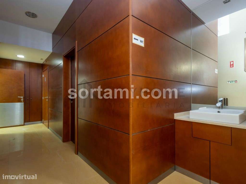 Espaço Comercial de 425m² no Coração de Faro-18