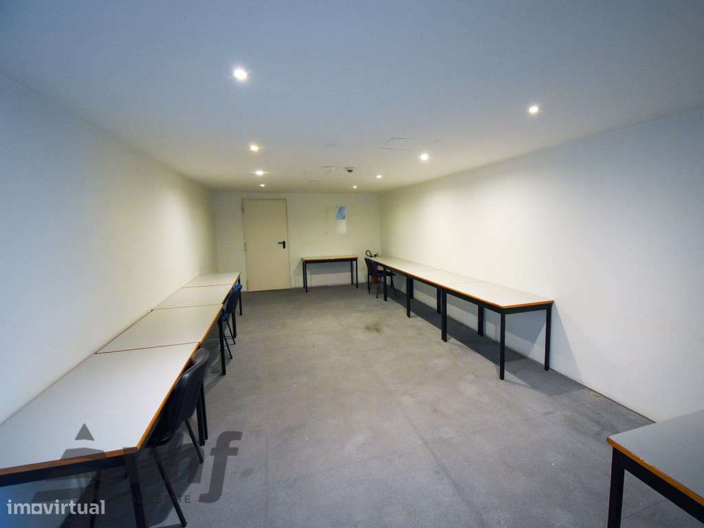 Oportunidade Única: T5 de Excelência no Condomínio Jardim das Camélias-38