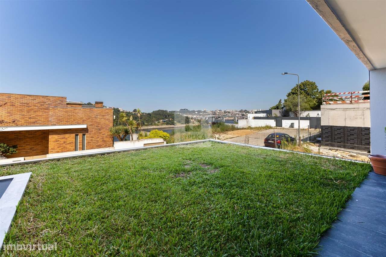 Moradia T4+2 com Varandas e Terraço Vistas Rio Douro - Grande imagem: 4/46