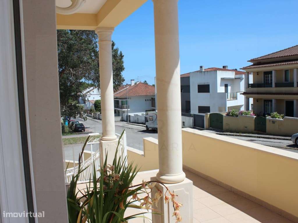 Moradia T5 com grandes áreas em zona muito tranquila de Rio Maior-19