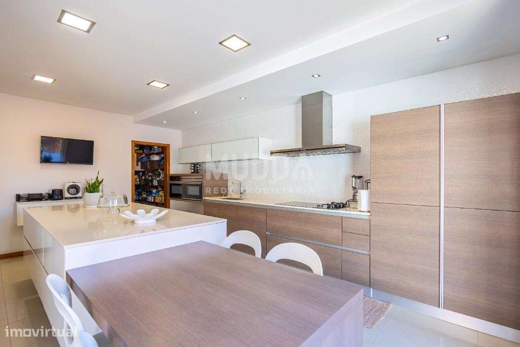 Excelente moradia geminada T4 em Santa Maria da Feira-12