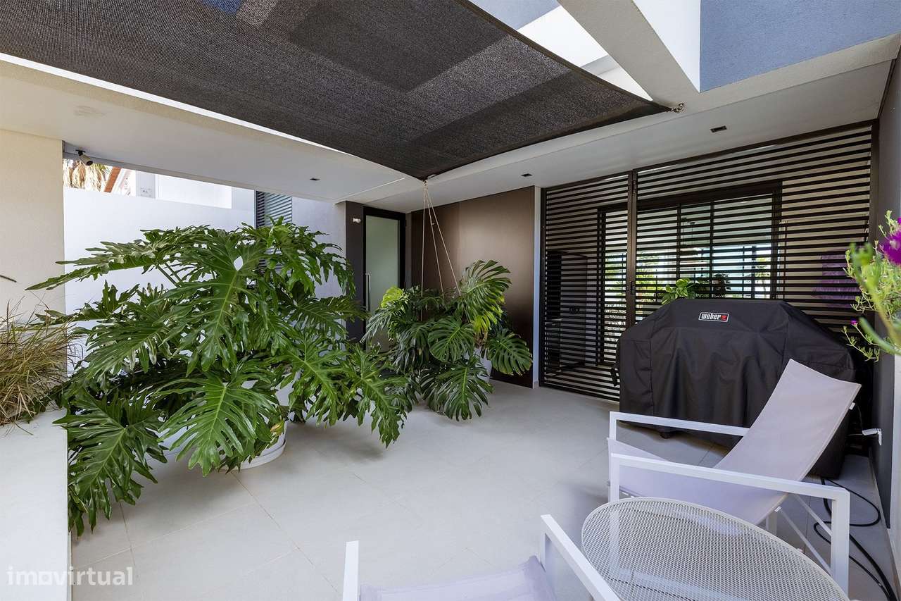 MODERNA E LUXUOSA MORADIA T3 COM PISCINA E GARAGEM PERTO DA MARINA DE-49