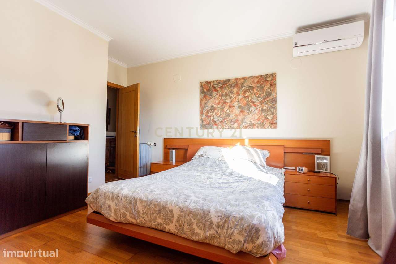 Apartamento T2 na Ribeirada com Garagem e Arrecadação-20