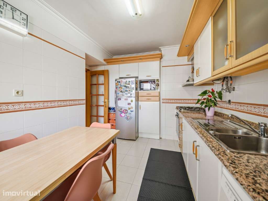 Apartamento T3 com Varanda e Garagem Box, na Quinta da Piedade-13
