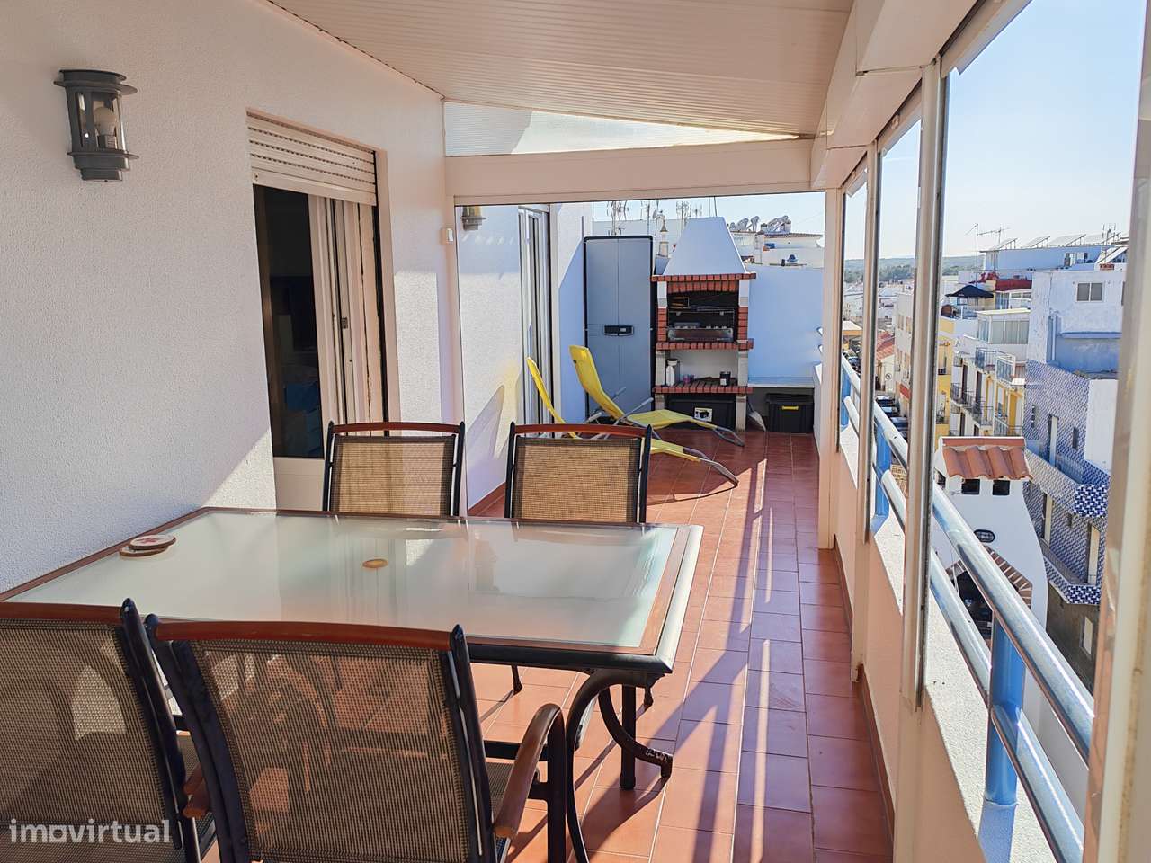 T2 no centro de Monte Gordo — terraço, churrasqueira e exposição solar