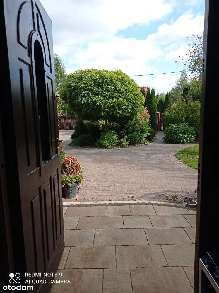 Dom marzeń pod Warszawą – przestrzeń, ogród i niskie koszty-9