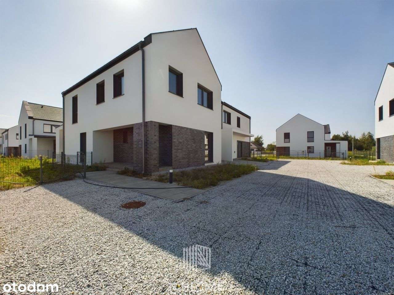 Nowoczesna Zabudowa Z Funkcjonalnym Układem-0