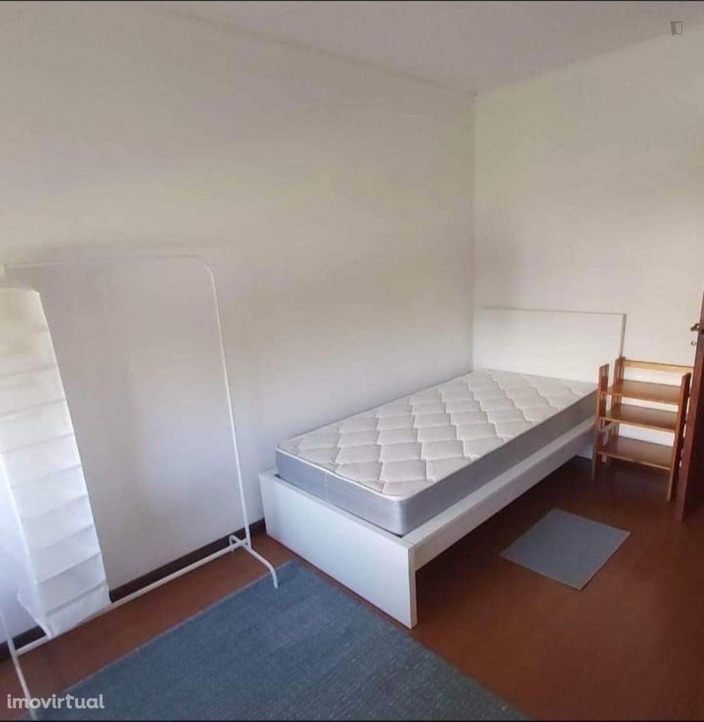 598115 - Quarto com cama de solteiro em...