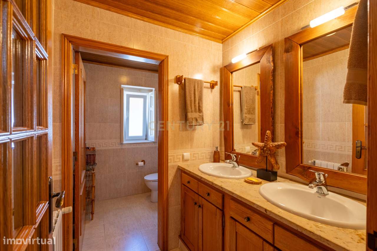 Moradia T5 Térrea com Piscina, Garagem e Lote de 2000 m² – Venda do Al-29