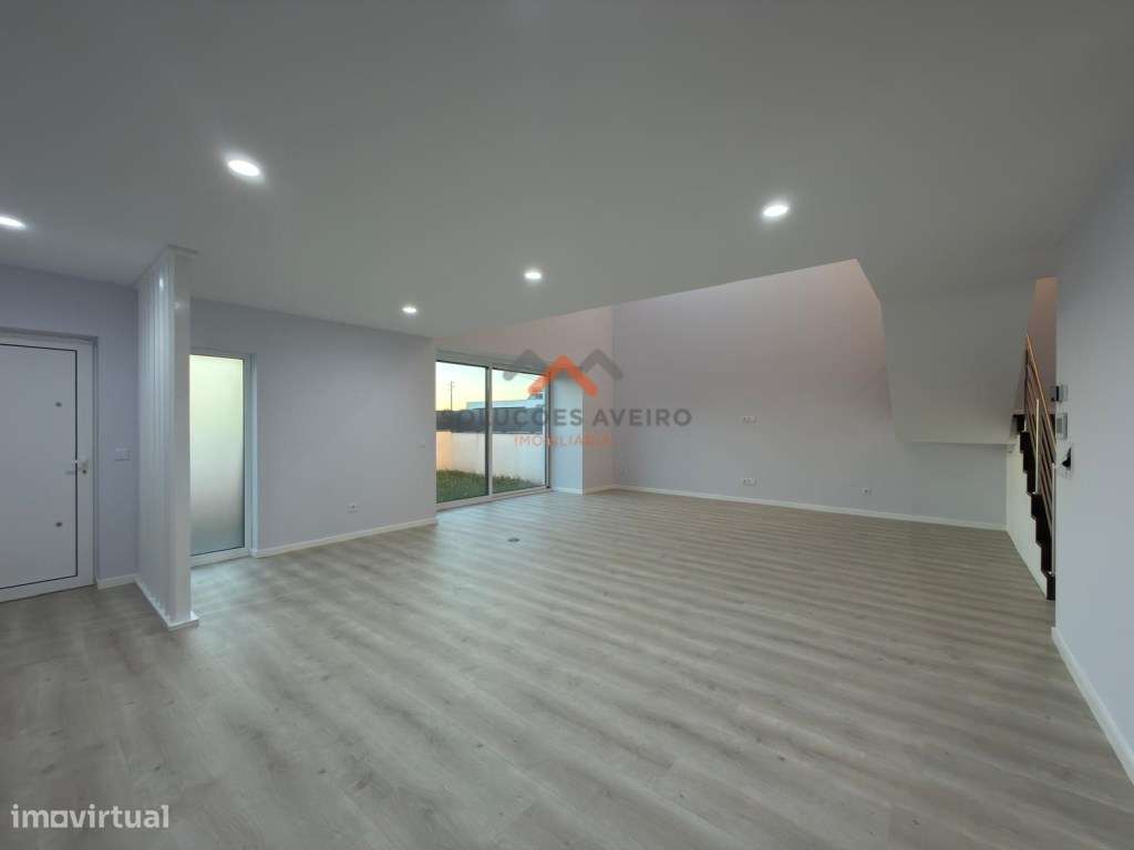 Moradia T4 De Arquitetura Moderna Luminosidade Conforto E Locali