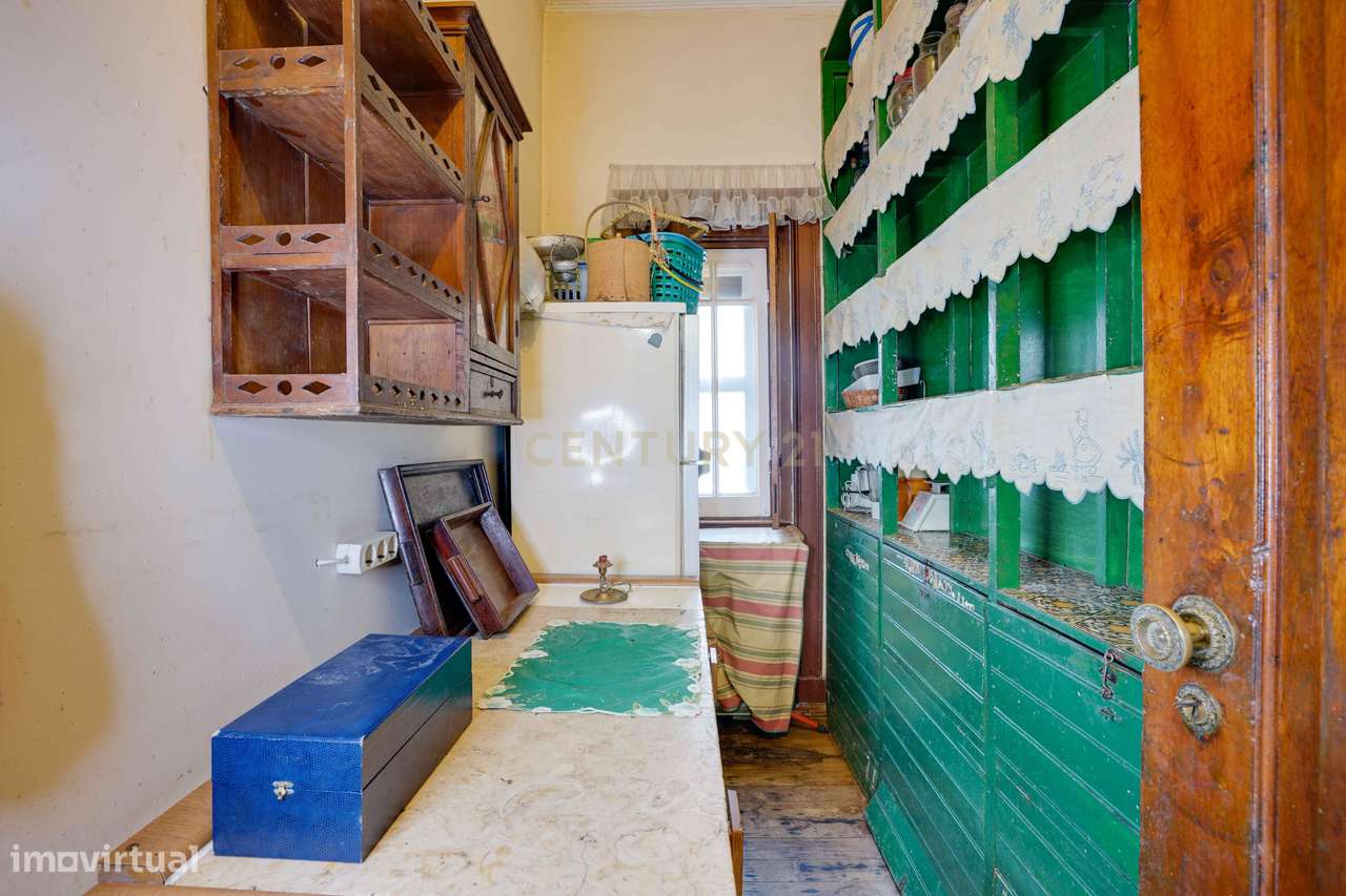 Moradia independente T6, situada no coração da linha de Cascais, junto-12