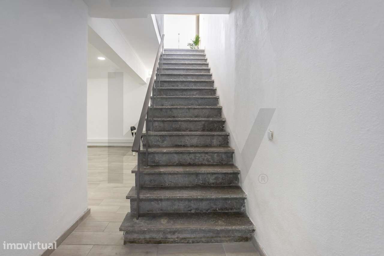 Espaço Comercial (Loja) no Centro de Corroios: Espaço Amplo, Remodelad-22