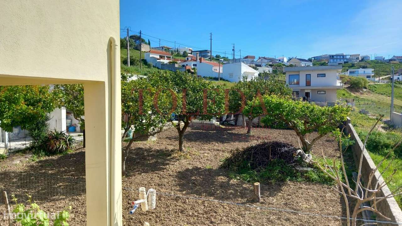 Moradia Bifamiliar com 2 T3 em Vialonga-39