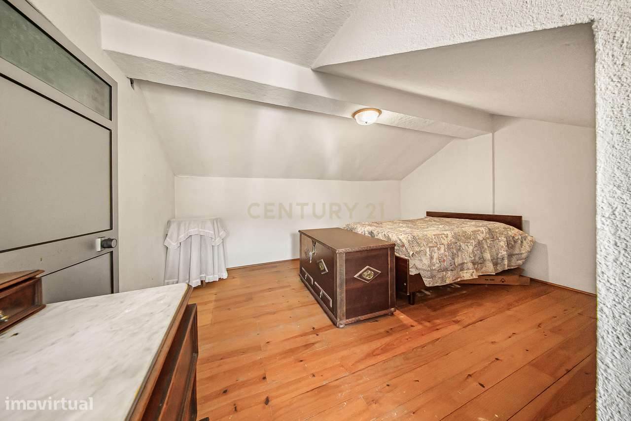 Moradia T4 com Churrasqueira, Jardim e Garagem – Excelente Exposição S-30