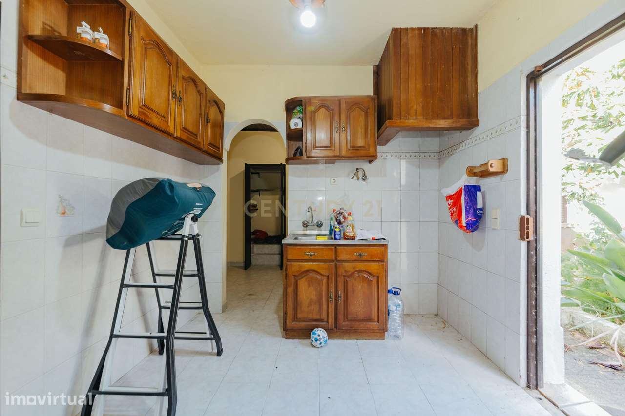 2 moradias para recuperar, com terreno, em Alverca.-8