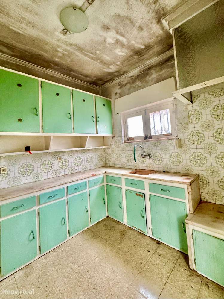 Camarate - Prédio de 2 andares de utilização independente-12