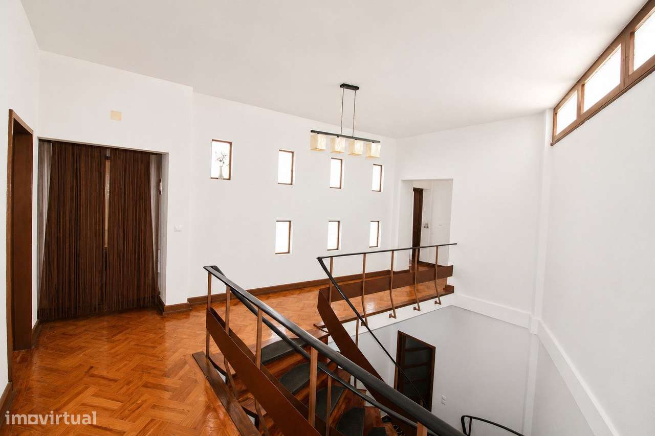 Moradia de Prestígio com T1 Independente, Terraço Panorâmico e Exce...-9