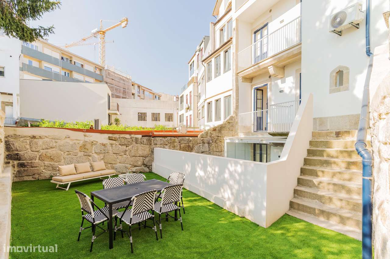 T0+1 com jardim exclusivo — silêncio e privacidade no centro do Porto - Grande imagem: 3/33