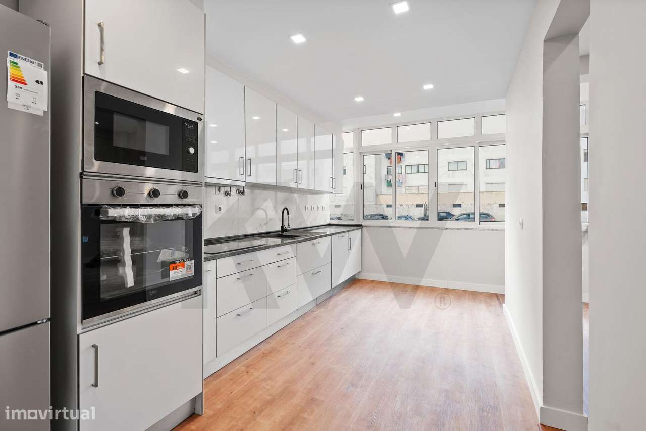 Luminoso Apartamento T2 | Atualizado e Com Varandas | Massmá, Sintra - Grande imagem: 3/27