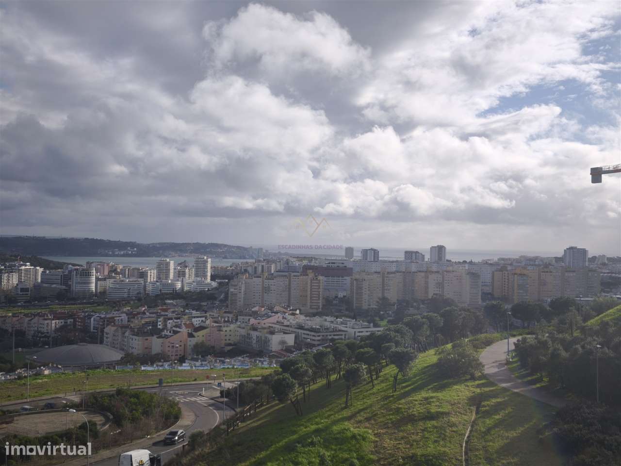 Elegância e Conforto em Carnaxide: T2 com Varandas, 2 Lugares de Garag-30