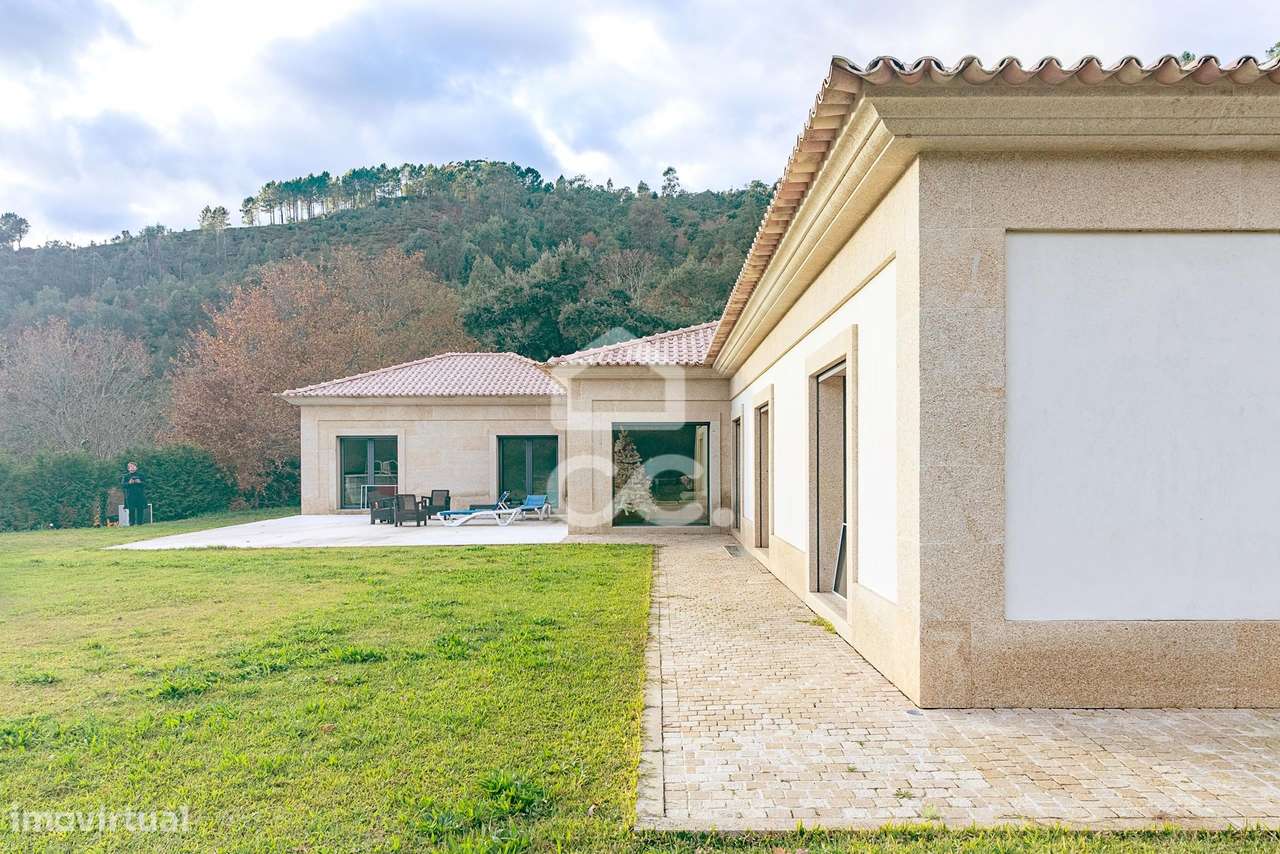 Moradia Térrea de Luxo com Cave | Conforto, Eficiência e Espaço Exteri-4