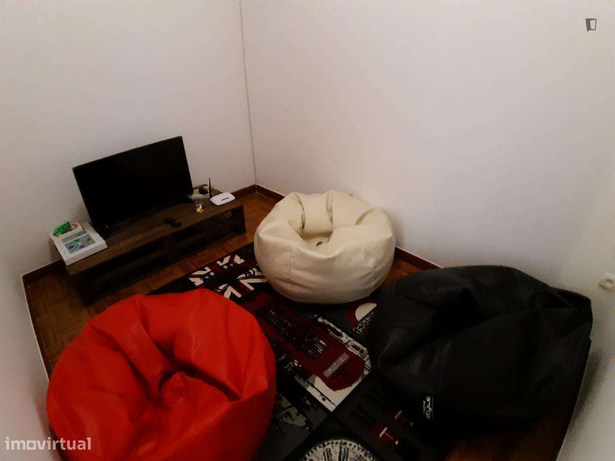 Quarto - localizado em Santa Marinha Porto - Grande imagem: 3/9