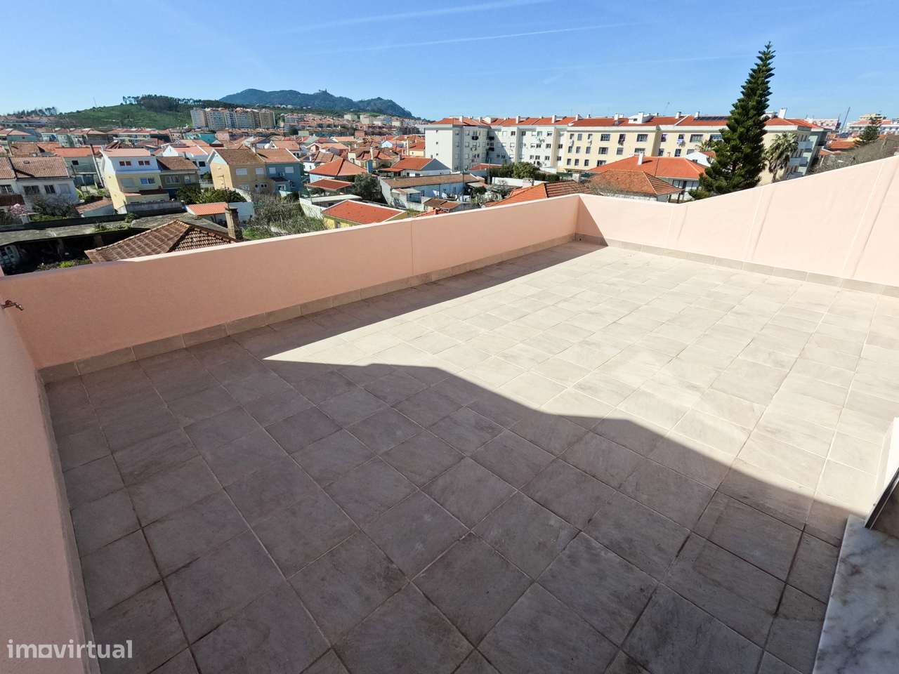 T2 com terraço amplo e vista para Serra Sintra, perto estação Comboios - Grande imagem: 2/29