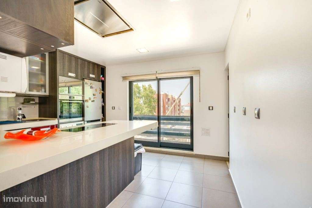 T4 de Luxo remodelado com 225 m², 2 Parqueamentos e Excelente Local...-5