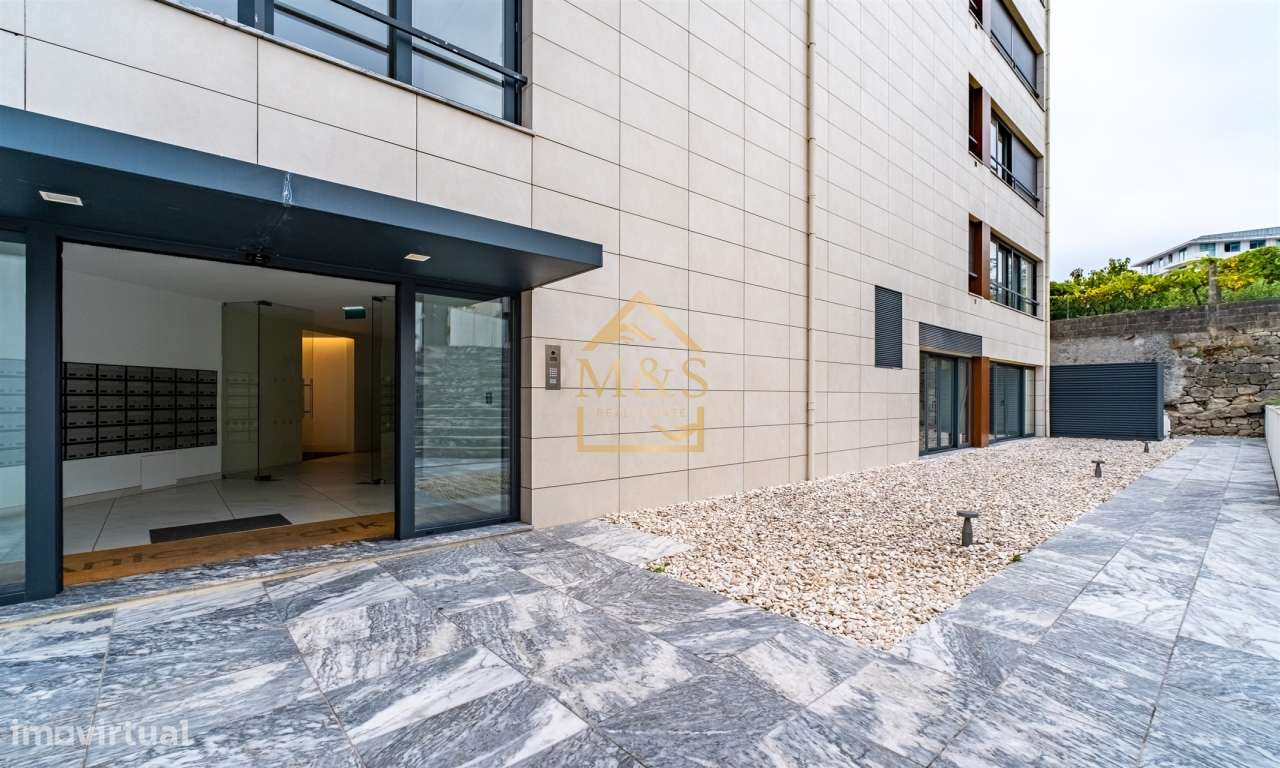 Apartamento T1 , Vistas Rio , Cond.Fechado, varanda, garagem,Antas-23