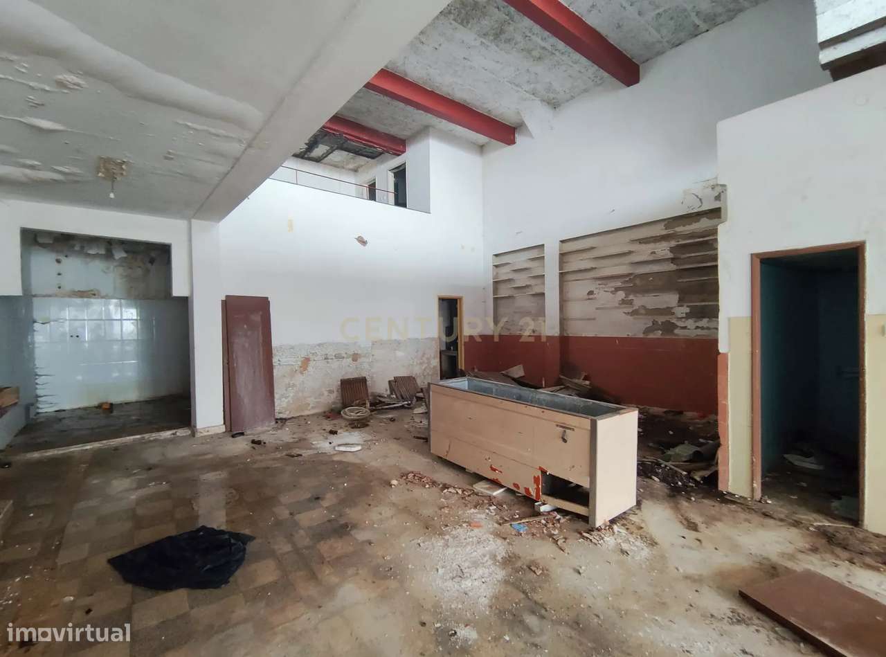 Prédio de 3 pisos de uso misto, zona ribeirinha, zona ARU.-19