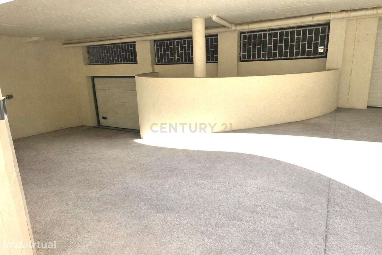 Lugar de Estacionamento com potencial de box, em Faro - Grande imagem: 5/7