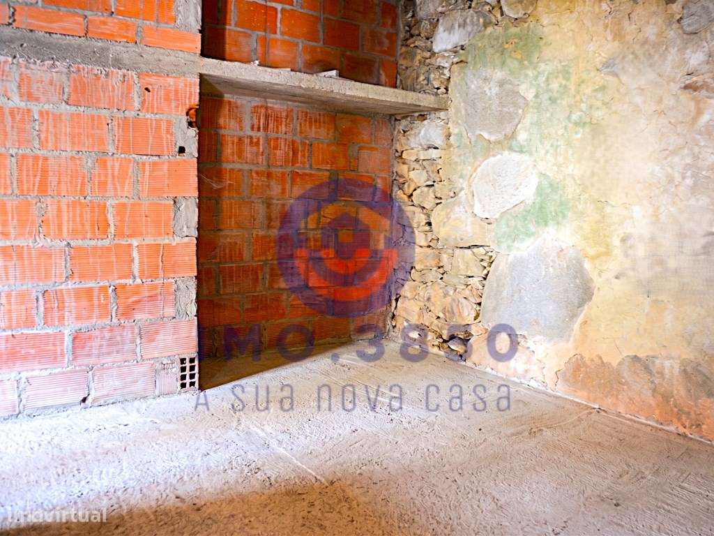 Moradia T3 em pedra para recuperação-16