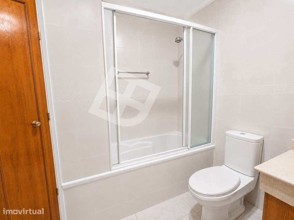 Apartamento T2 com espaços exteriores e garagem a poucos minutos da...-11