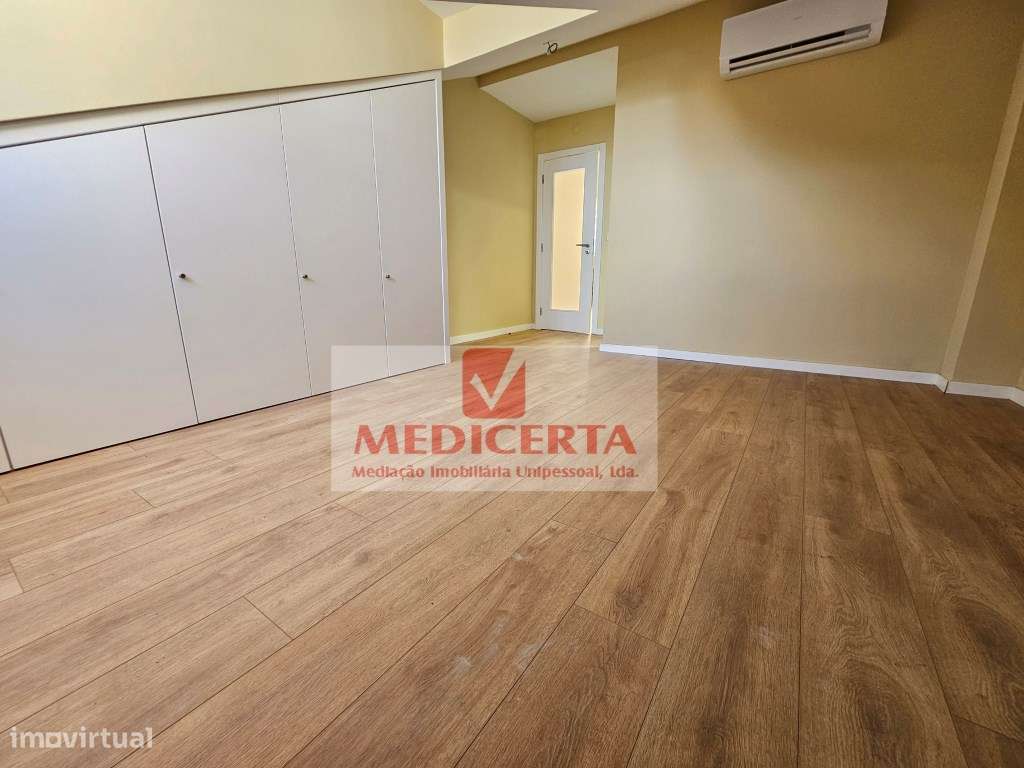 Massamá - Centro T3 Duplex(140m2) Totalmente remodelado-19
