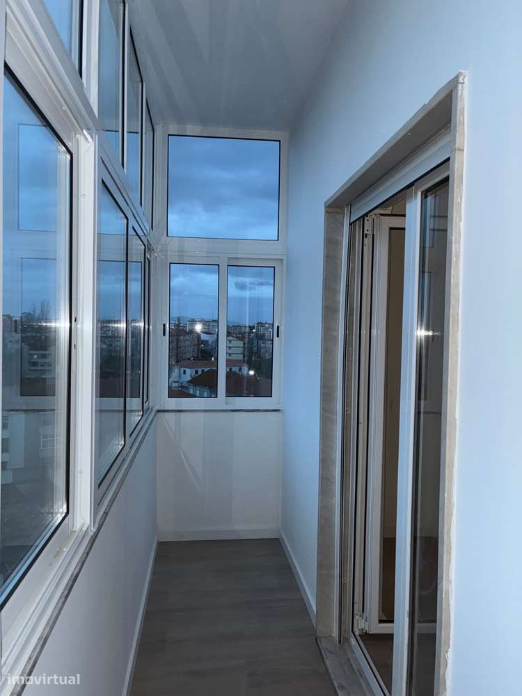 Apartamento Renovado com Vista Rio em Barreiro-6