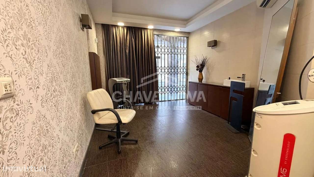 Loja com 150m2 em Costa Cabral perto do Metro Combatentes - Porto - Grande imagem: 2/13