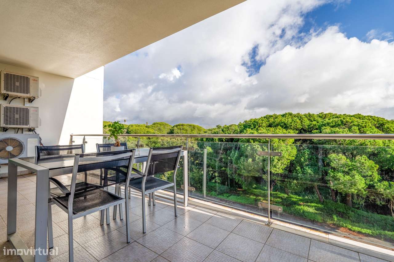 Excelente apartamento T2 com varanda ampla, piscina e campo de ténis.-19