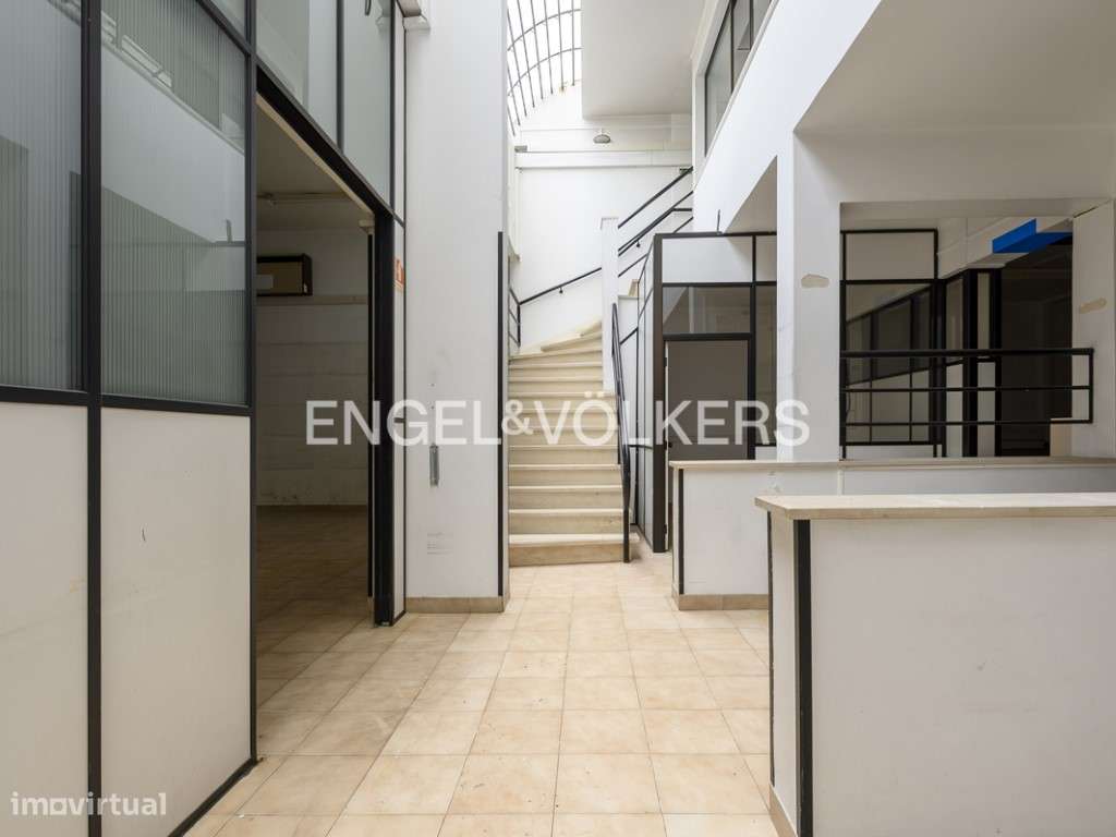 Espaço Comercial com Armazém e Escritório no Lumiar - Grande imagem: 4/51