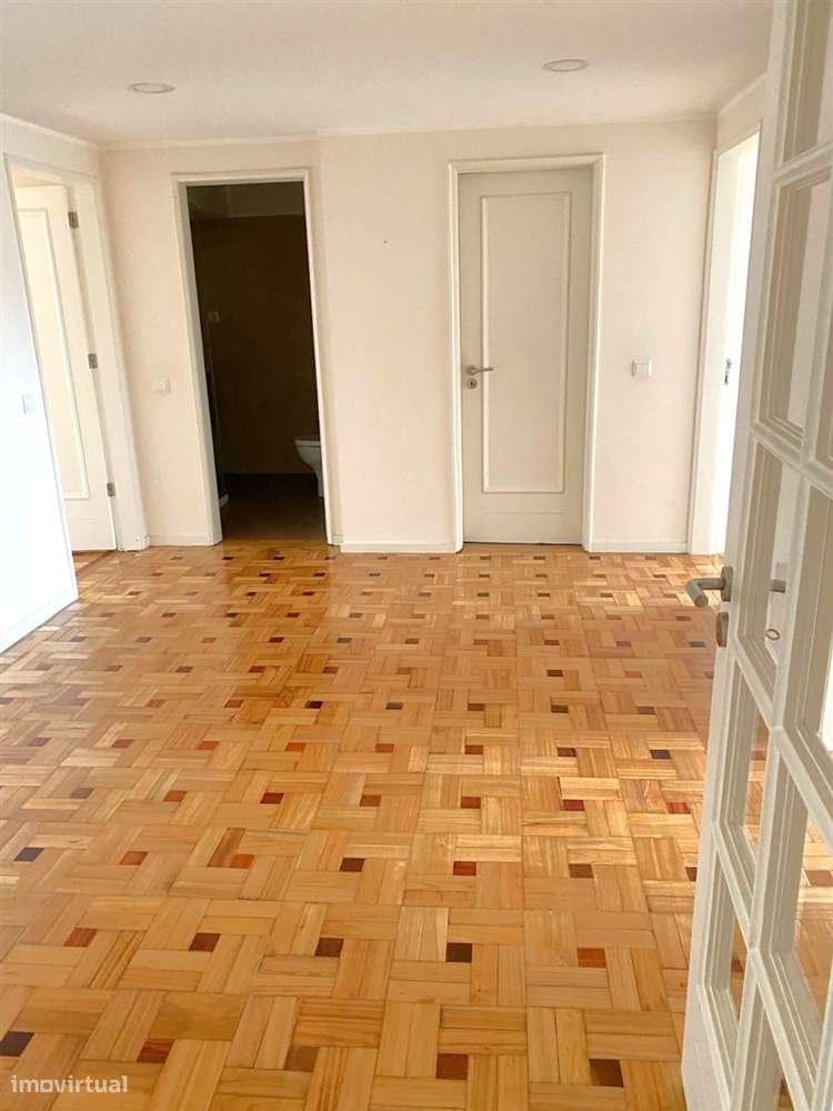 Apartamento T4 c/ varanda renovado à Av. da Boavista-12