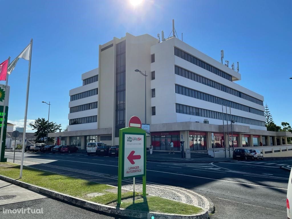 Edifício destinado a Comércio e Serviços em Ponta Delgada...
