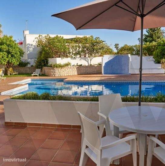 Moradia Geminada com Licença AL e Piscina em Condomínio Exclusivo – Qu-13