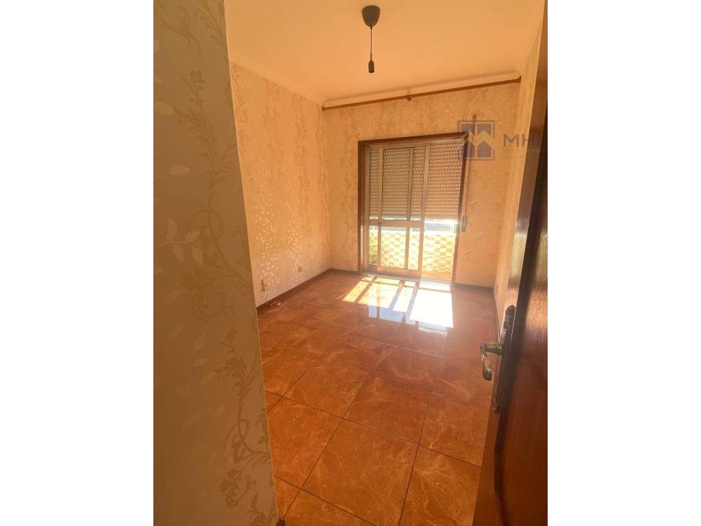 Apartamento T2 junto estação CP Valadares-16
