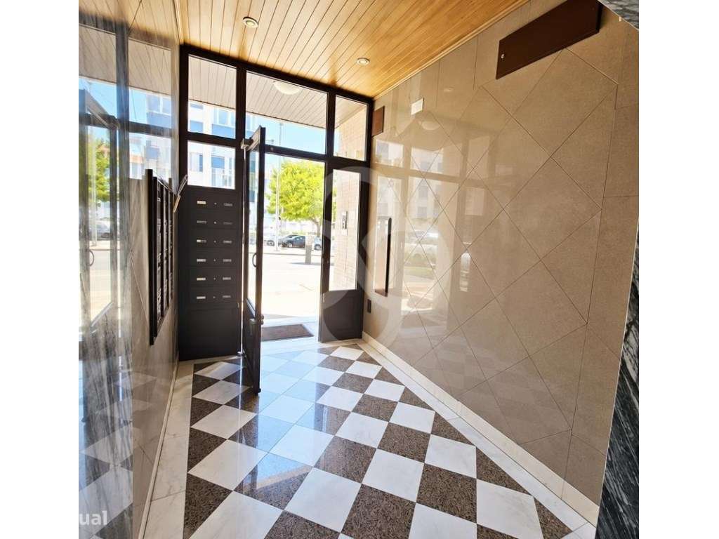 Totalmente remodelado, apartamento T4 com varanda no centro da Amor...-13