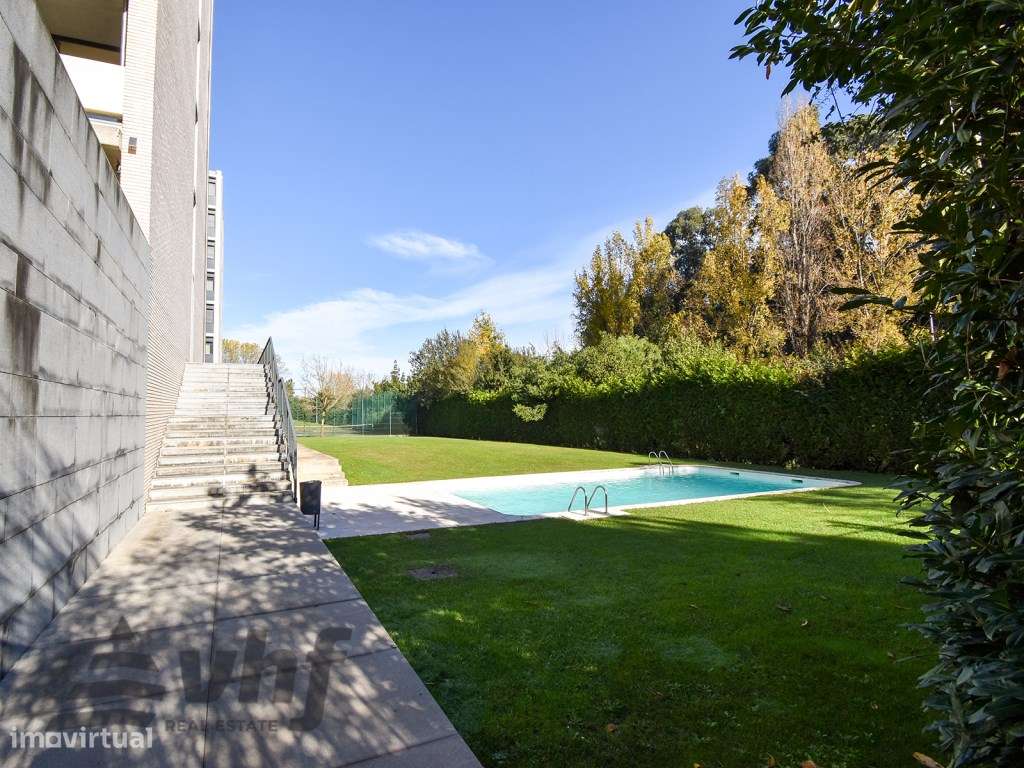 Oportunidade Única: T5 de Excelência no Condomínio Jardim das Camélias-43