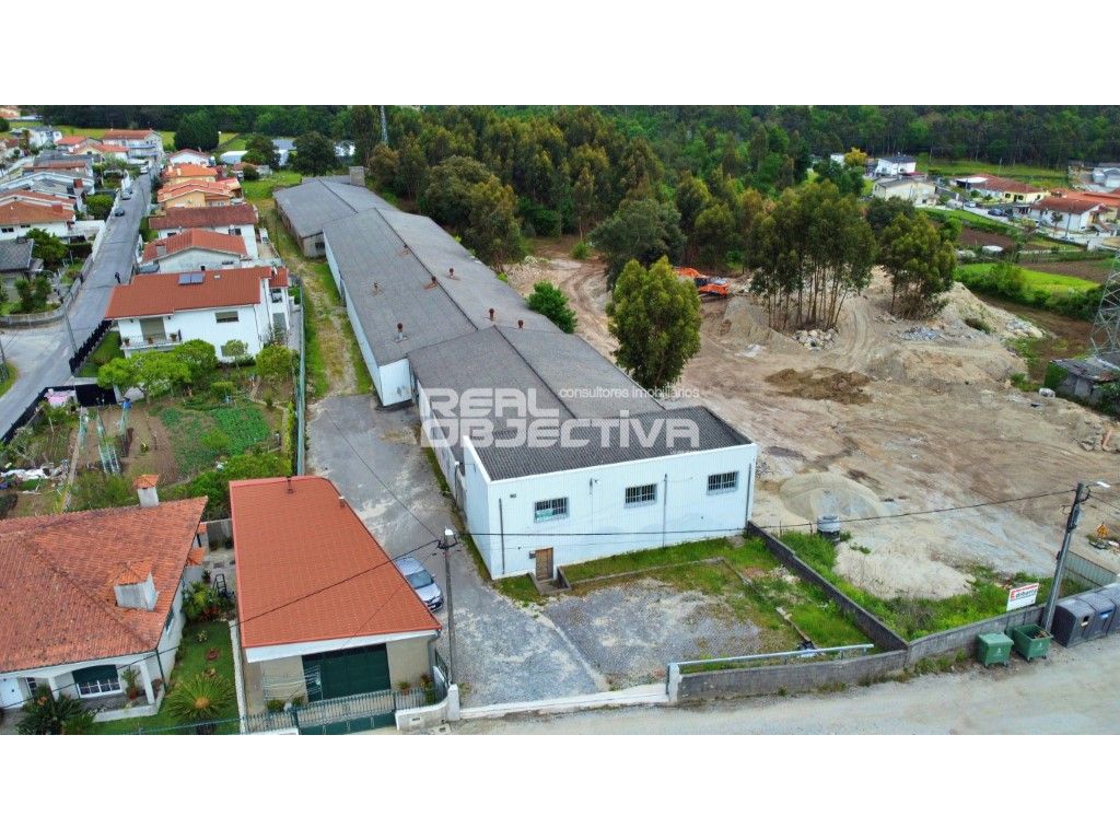 Armazém c/ 8.509m2 de terreno, em Santo Tirso